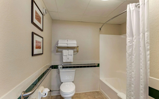 Comfort Inn & Suites Jackson - West Bend