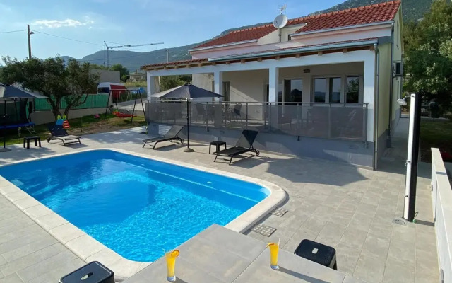 Awesome Home in Kastel Stari With Wifi and 3 Bedrooms