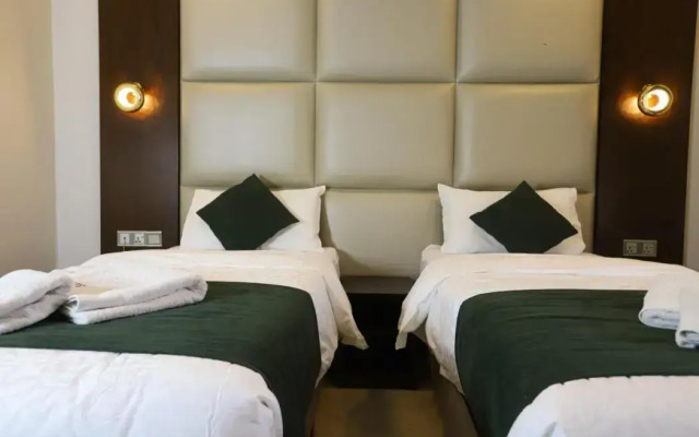 Paris Plaza Hotel