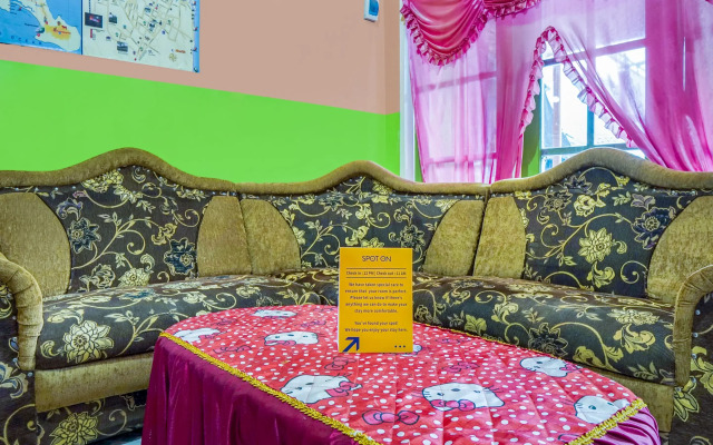 SPOT ON 1762 Gandrung Payungan Family InnNearStasiun Banyuwangi Kota