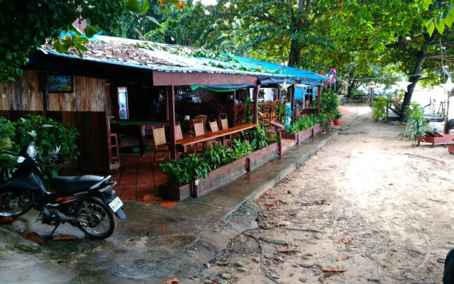 Raksar Bar & Bungalows