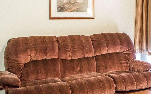 Econo Lodge Traverse City South