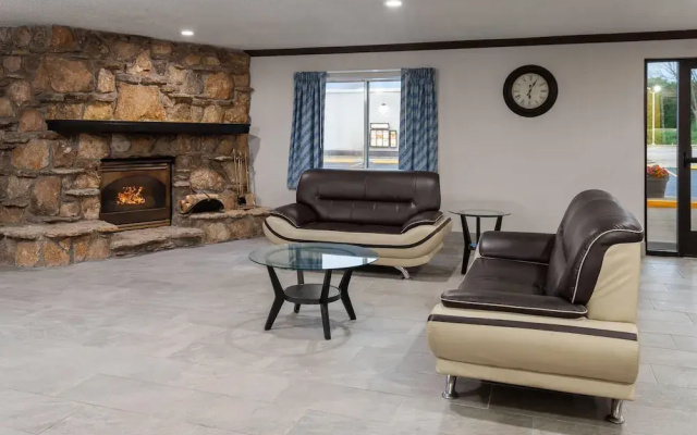 Days Inn & Suites By Wyndham Kaukauna Wi