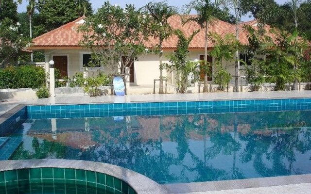 Lovely House With Access to Large Swimming Pool and Near Chalong Pier Num001