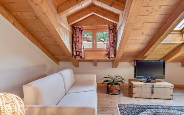 Belvilla by OYO Charming Apartment in Brez With TV