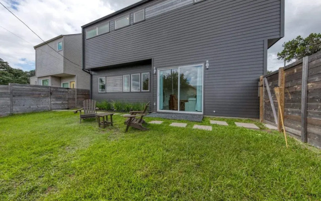 Contemporary Home Centrally Located Near Soco & DT