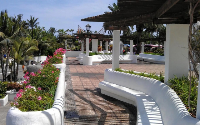 Ocean and Sun Studio Apartment