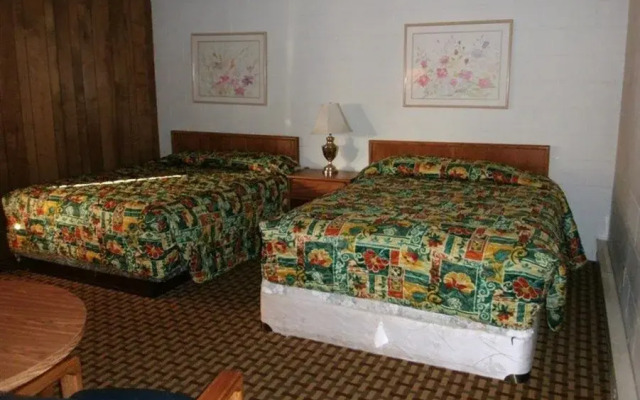 Coach N Four Motel