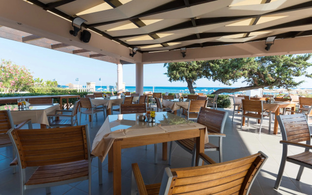 Amaryllis Front Beach Hotel