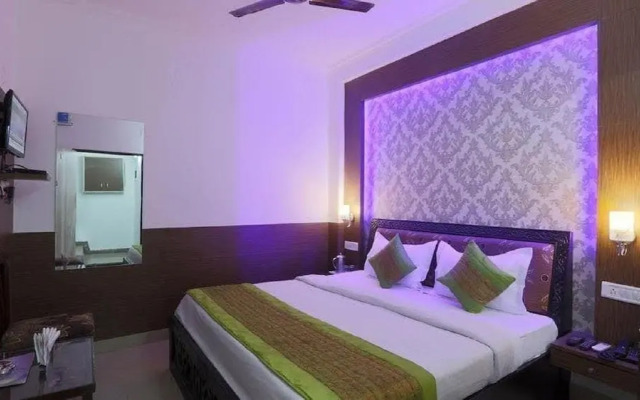 Pathway KDSON at Airport