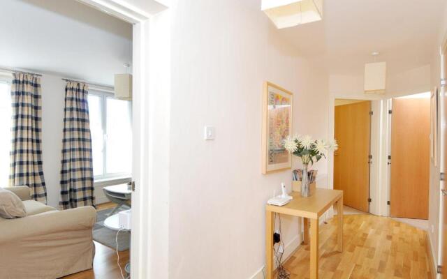201 Quiet 2 Bedroom Property With Secure Private Parking