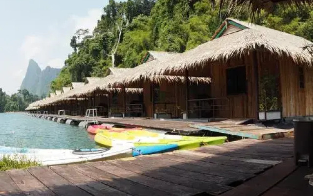 Praiwan Raft House