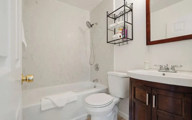 Tranquil 2BR with Coastal Mountain Views