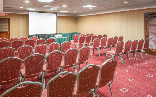 Crowne Plaza Newark Airport by IHG