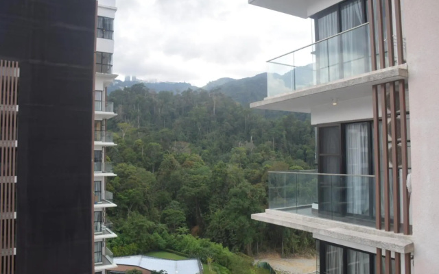 Pool View Cozy Home 6pax Midhill Genting 1013 Free WiFi — hotel in Gohtong Jaya