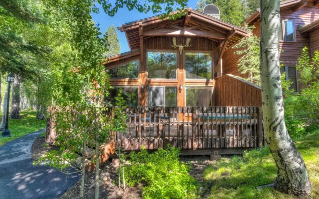Ridge Court Barrel Relax in Private Hot Tub