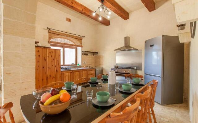 Centre Island Gozitan Farmhouse & Pool