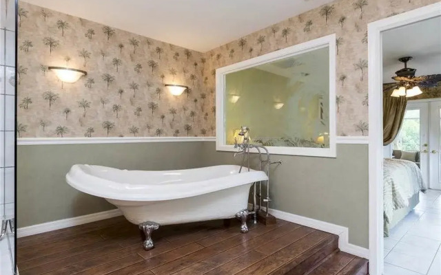 Tropical Retreat Pool Jet Spa WiFi 3 Br home by RedAwning