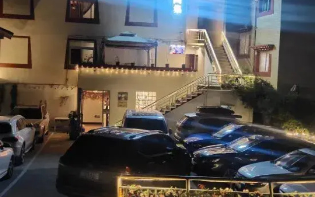 Huajianji Courtyard Home stay