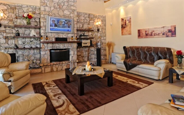 Beautiful 9-bed Villa in Gouvia With Tennis Court