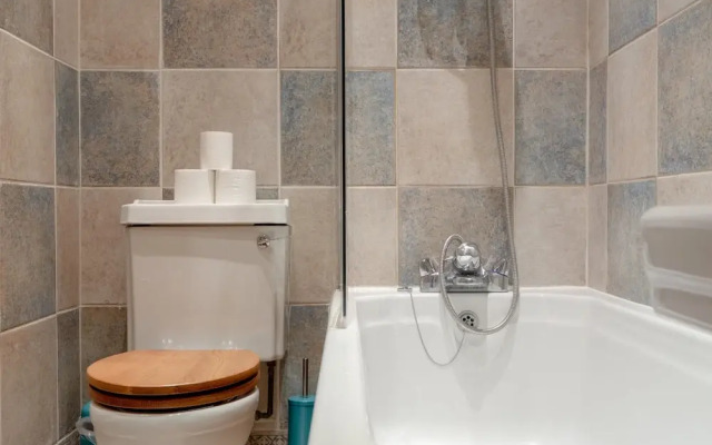 Traditional 2 Bedroom Flat in South Kensington