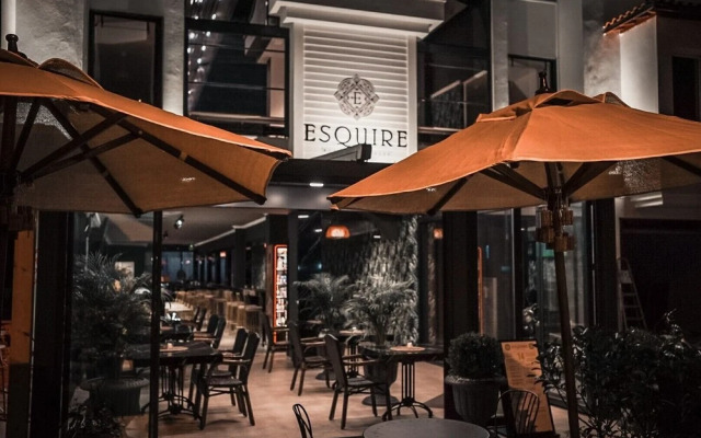 Esquire Hotel & Lounge