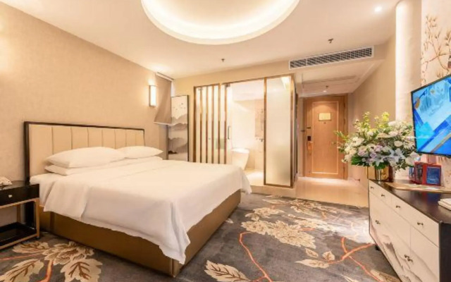 Vienna International Hotel (Zhaoqing Center Lake-view)