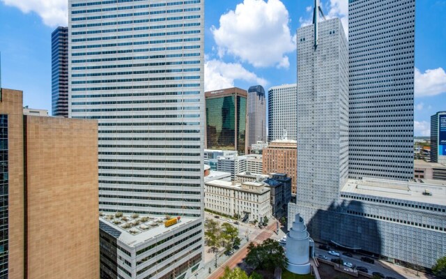 18th FL Stylish CozySuites w/ roof pool, gym #3