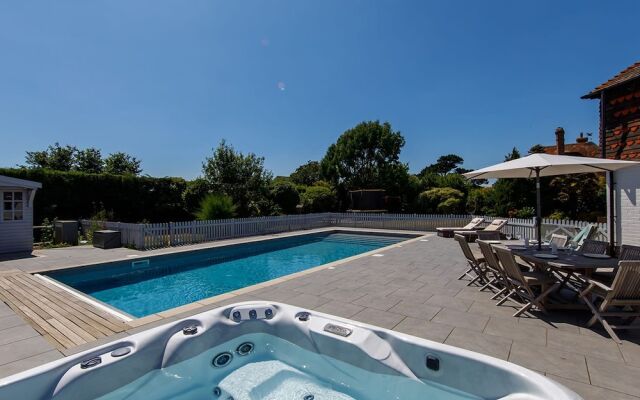Beach House With Pool in West Wittering