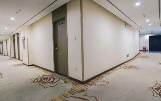 Tuwo Holiday Hotel (Guiyang Railway Station Shachong Road Subway Station)