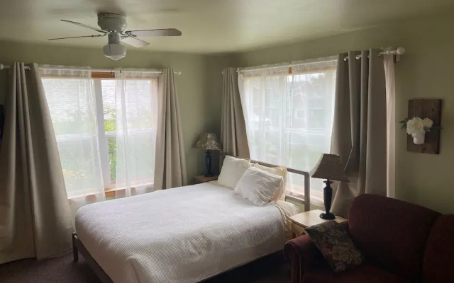Sea Breeze Court