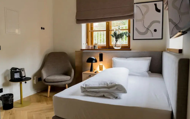 Bob W Munich Airport - Peterhof