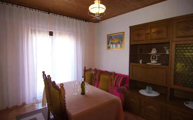 Apartment and Rooms Toka