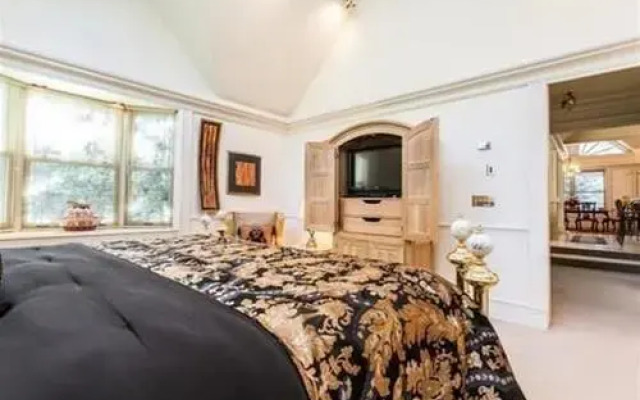 West End Splendor - 5 Bedrooms Home