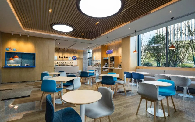 Holiday Inn Express Shanghai Kangqiao by IHG