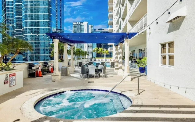 Miami Brickell unit Balcony Pool 1 pkg