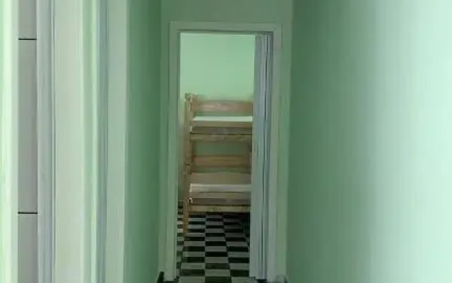 Casa, 1 quadra da praia.