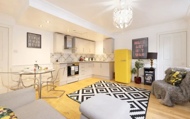 JOIVY Charming 1-Bed Home W/Patio Nearby The Castle
