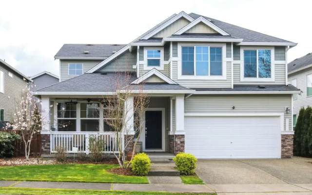 Spacious Kent Home Near Seatac Airport w/ Patio