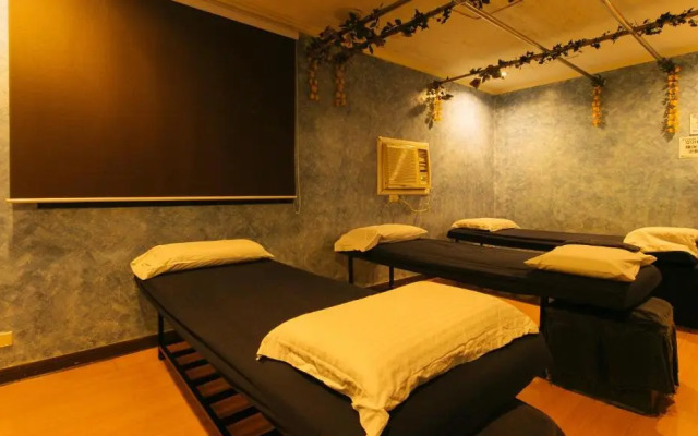 Peace Hotel by RedDoorz