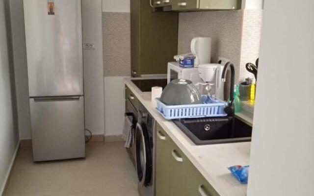 Deluxe 2 bedroom apartment with balcony and private parking