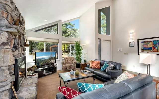 Spacious Riverfront 3 Bedroom Home
