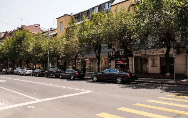 Hanrapetutyan Apartment