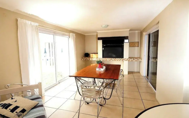 The Pelican - Stunning 3-bedroom Holiday Home in Langebaan