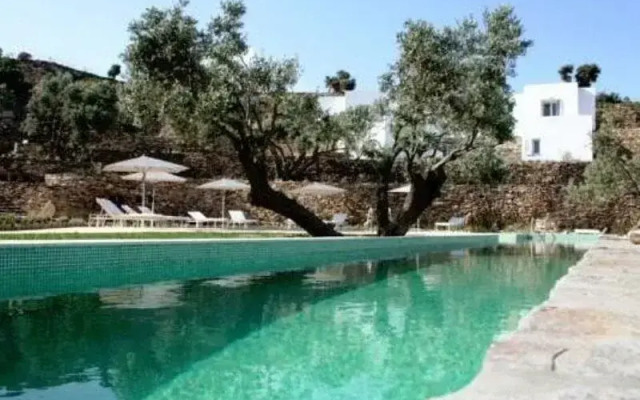 Kamaroti Suites Hotel