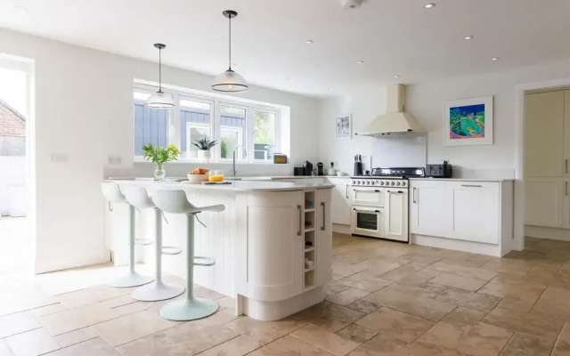 Chic 4-bed Coastal Retreat in Heart of Bosham