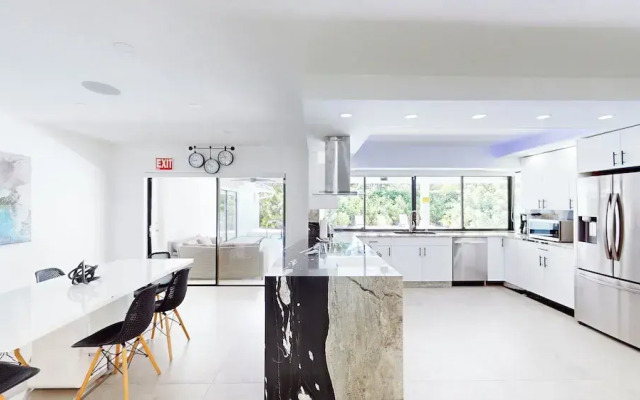 Villa Shapira 6BR Designer Home w Pool