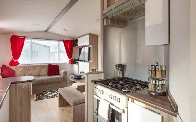 Lovely 2-bed Static Caravan in Rhyl