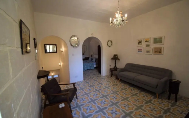 Stylish Maltese Retreat- Stunning Water Views & AC