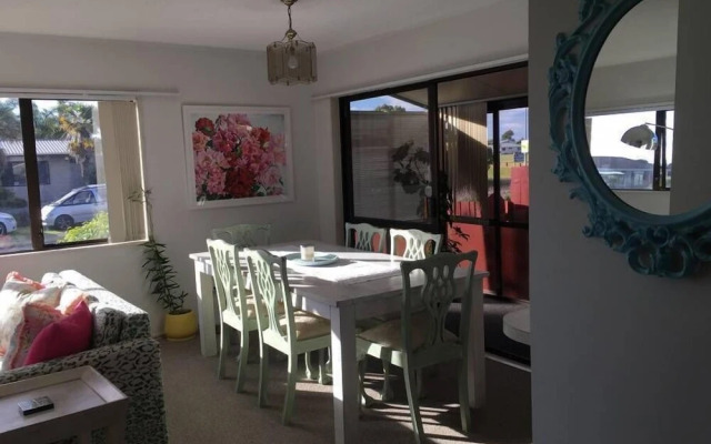 Sunny Holiday Home Near the Beach